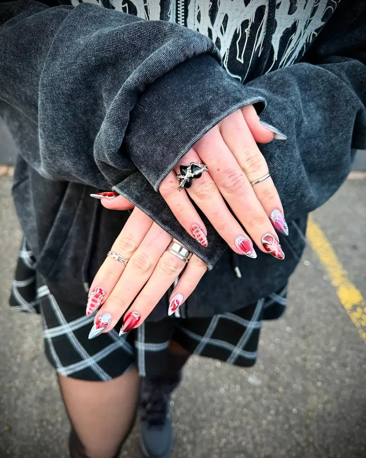 Red swirl nail art by Bärli Nails in Neuhausen am Rheinfall