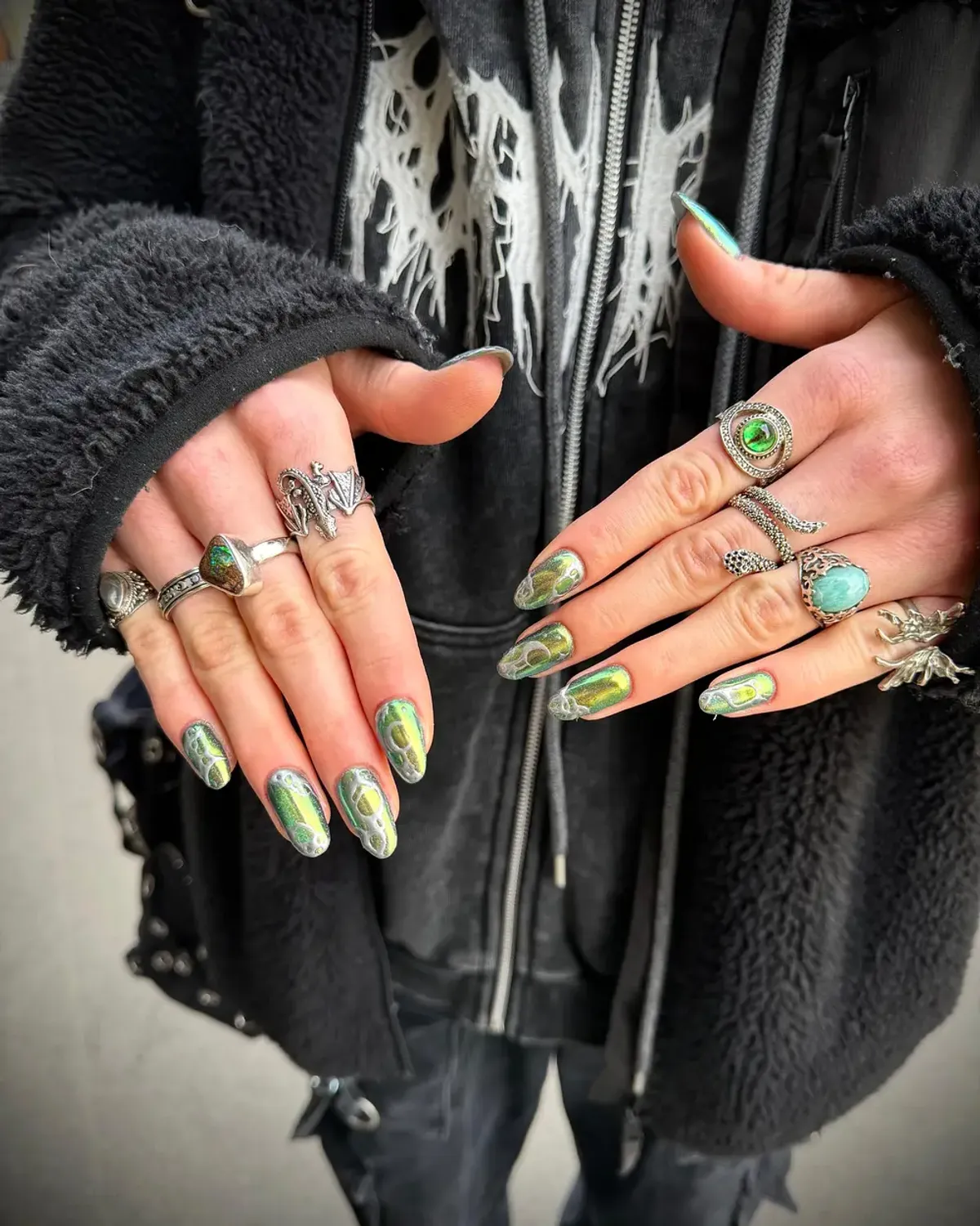 Green chrome nail art by Bärli Nails in Neuhausen am Rheinfall