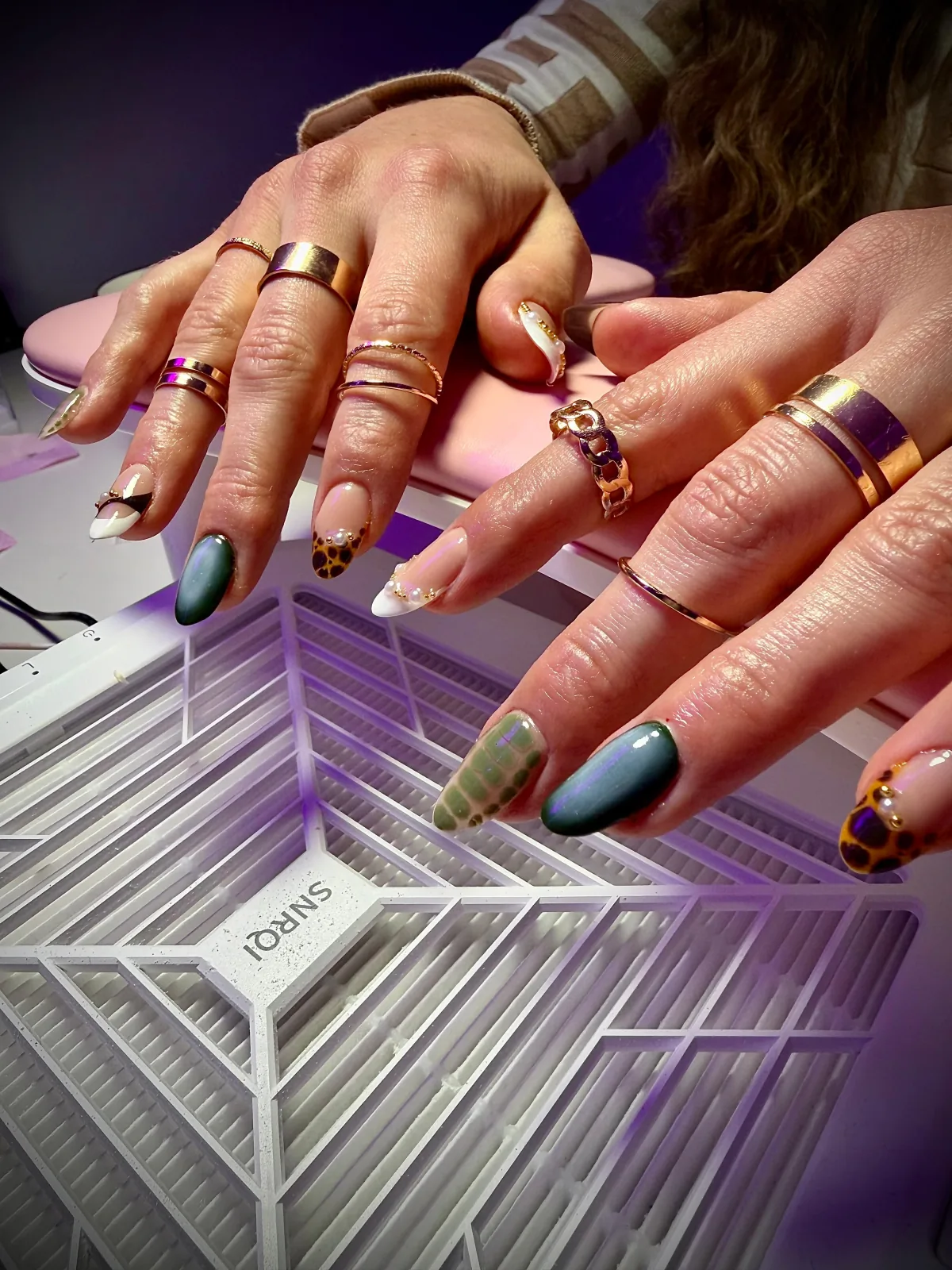 Teal gel nails with leopard accents and gold details by Bärli Nails in Neuhausen am Rheinfall