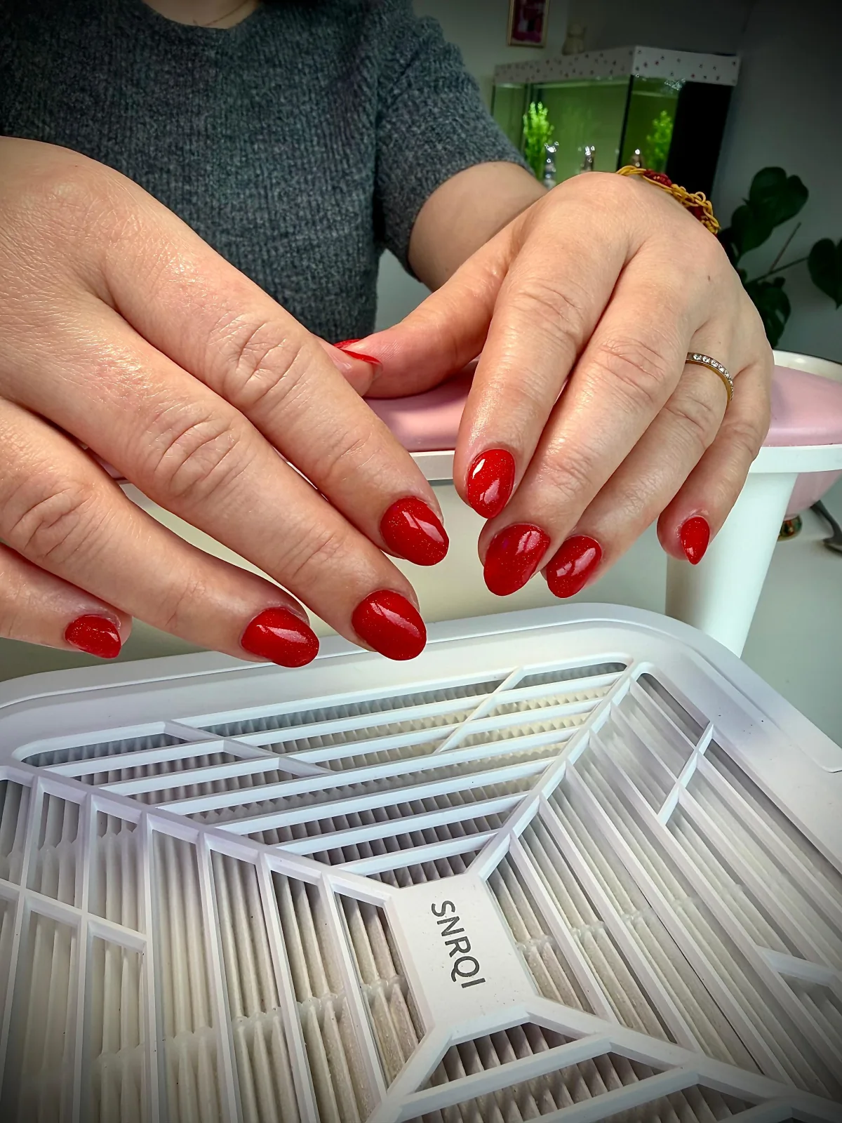 Glossy red almond gel nails by Bärli Nails in Neuhausen am Rheinfall